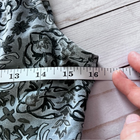 Life is Good Women's Floral V-Neck Top in Gray size 6 - Picture 11 of 12